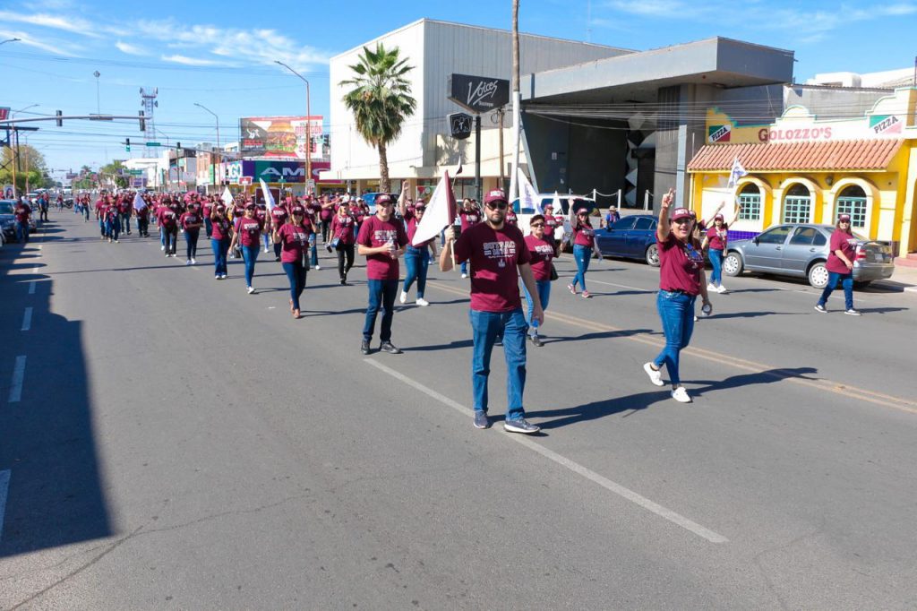 ENCABEZA ALCALDE OCTAVIO QUINTERO VALENZUELA DESFILE POR EL DÍA DEL TRABAJO