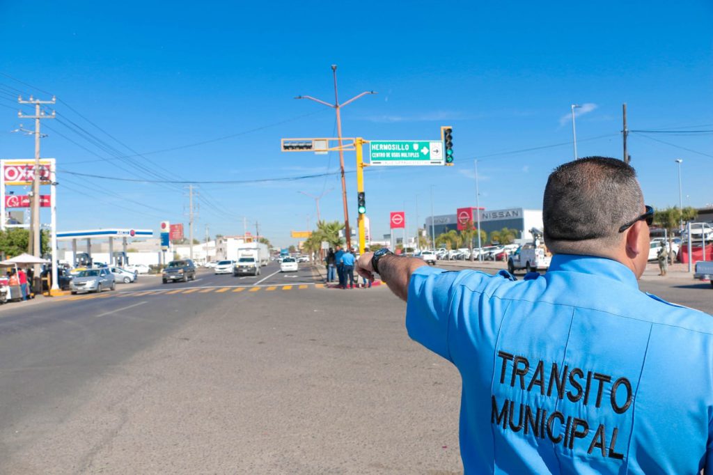 INSTALA LA SSPM SEMÁFORO EN CALLE SUFRAGIO EFECTIVO Y CARRETERA 15