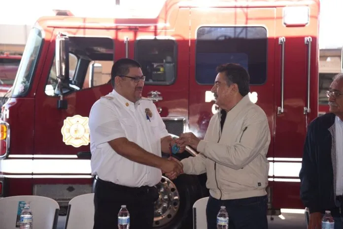 ENTREGA PRESIDENTE MUNICIPAL UNIDAD EXTINTORA AL DEPARTAMENTO DE BOMBEROS