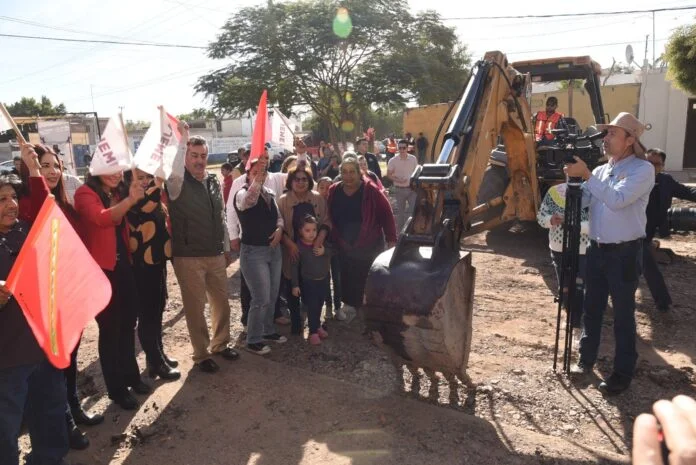 DA LAMARQUE CANO BANDERAZO A PAVIMENTACIÓN EN CALLE TETABIATE