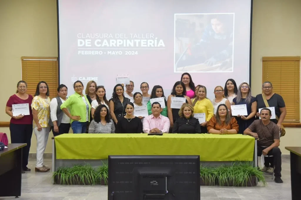 RECIBEN CONSTANCIAS EGRESADAS DE CARPINTERÍA DEL INSTITUTO CAJEMENSE DE LA MUJER