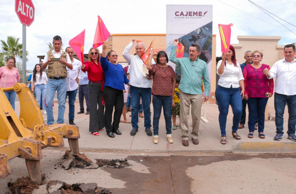 PRESIDENTE MUNICIPAL DA BANDERAZO DE OBRA EN LA COLONIA URBI VILLA