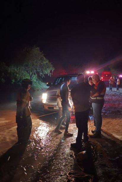 Proteccion civil y Bomberos rescatan a pasajeros de transporte de personal en Tajimaroa