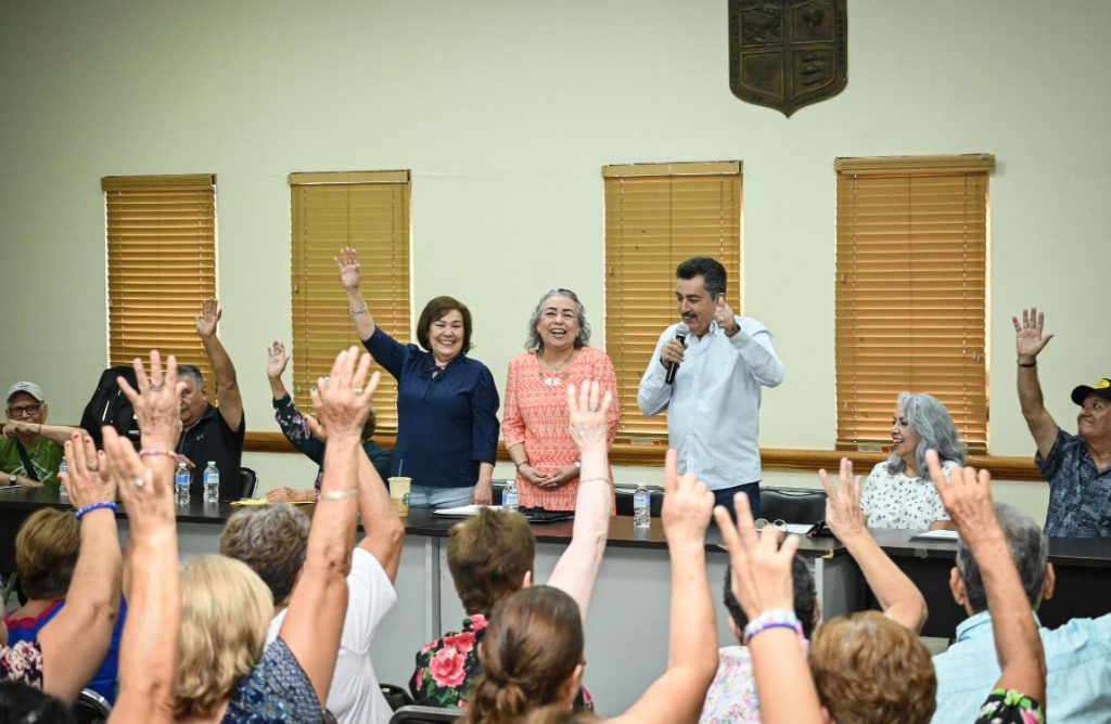 REFRENDA ALCALDE JAVIER LAMARQUE LAZOS CON LA ASOCIACIÓN DE JUBILADOS Y PENSIONADOS DEL AYUNTAMIENTO