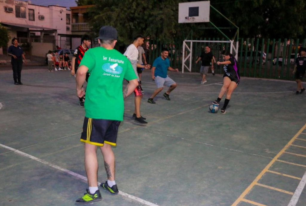 LA POLICÍA MUNICIPAL FORTALECE LAZOS CON LA JUVENTUD A TRAVÉS DEL DEPORTE EN LA MIRAVALLE