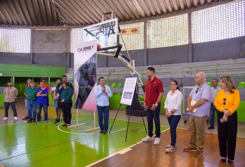 DA BANDERAZO ALCALDE A REMODELACIÓN DEL GIMNASIO MUNICIPAL MANUEL LIRA GARCÍA